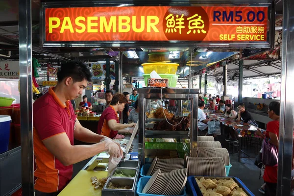 2020年1月4日 马来西亚槟城 乔治敦 一名男子在他位于马来西亚乔治敦的Pasar Lebuh Cecil市场的摊位上准备沙拉 — 图库照片