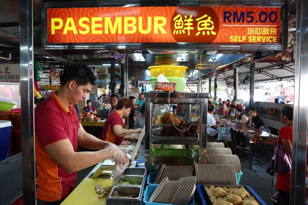 Georgetown, Penang, Malezya, 4 Ocak 2020: Bir adam Georgetown, Malezya 'daki Pasar Lebuh Cecil Pazarı' ndaki tezgahında salata hazırlıyor.