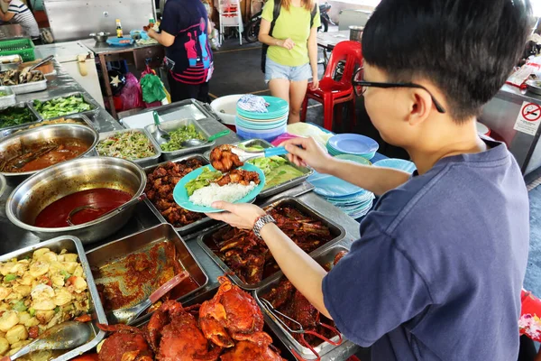 马来西亚槟城 乔治敦 2020年1月4日 一名男子在马来西亚乔治敦的Pasar Lebuh Cecil市场的一个现成食品摊位上吃盘上的食物 — 图库照片
