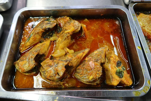 Georgetown, Penang, Malezya, 4 Ocak 2020: Georgetown, Malezya 'daki Pasar Lebuh Cecil Market' te baharat soslu balık.