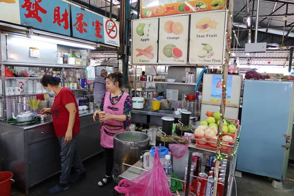 马来西亚槟城乔治敦 2020年1月4日 两名妇女在马来西亚乔治敦Pasar Lebuh Cecil市场的一个饮料摊位准备果汁 — 图库照片