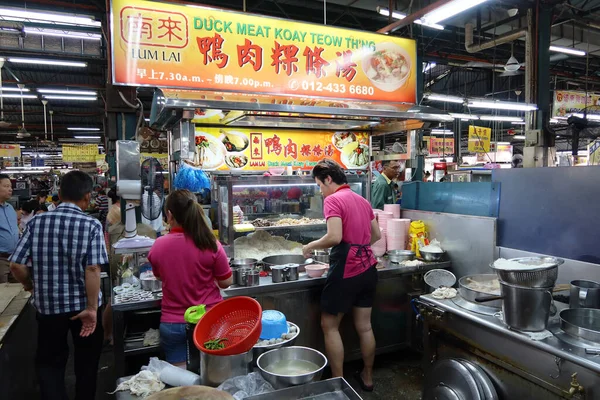 2020年1月4日 马来西亚槟城 马来西亚乔治敦Pasar Lebuh Cecil市场 一名男子和一名女子在自家的鸭面摊做饭 — 图库照片