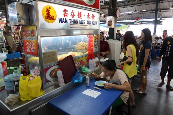 Georgetown, Penang, Malezya, 4 Ocak 2020: Bir kadın Georgetown, Malezya 'daki Pasar Lebuh Cecil Market' te bir restoranda çorba içiyor.