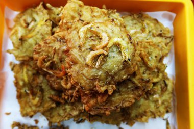 Georgetown, Penang, Malezya, 4 Ocak 2020: Georgetown, Malezya 'daki Pasar Lebuh Cecil pazarında tipik karides omleti.