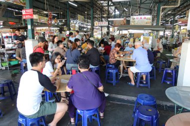 Georgetown, Penang, Malezya, 4 Ocak 2020: Georgetown, Malezya 'daki Pasar Lebuh Cecil Market' in yanındaki masa alanı.