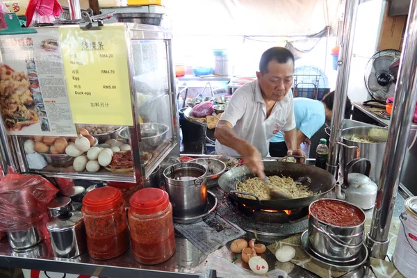 马来西亚槟城 乔治敦 2020年1月4日 一名男子在他位于马来西亚乔治敦的Pasar Lebuh Cecil市场的摊位上的锅中煮面条 — 图库照片