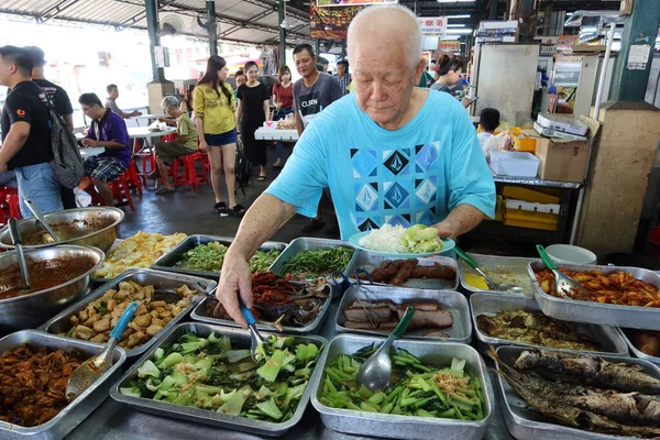 马来西亚槟城 乔治敦 2020年1月4日 一名男子在马来西亚乔治敦的Pasar Lebuh Cecil市场的一个准备好的食品店里供应食物 — 图库照片