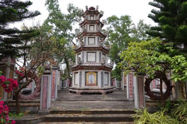 Hoi An, Vietnam, 3 Mart 2020 bir tapınağın bahçesindeki altı katlı pagoda. Hoi An, Vietnam