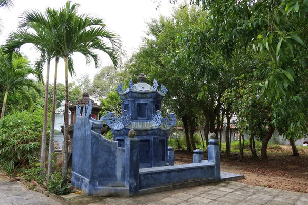 Hoi Vietnam Febrero 2020 Tumba Color Azul Jardín Templo Hoi — Foto de Stock