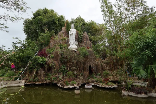 越南海安 2020年2月21日 一座庙宇花园中的慈悲女神雕像 Hoi Vietnam — 图库照片