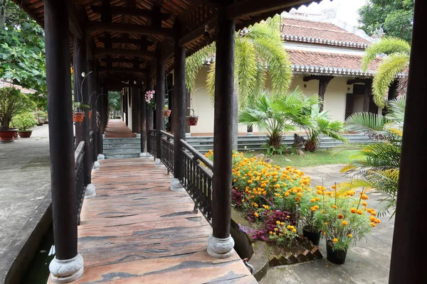 ホイアン ベトナム 2020年2月21日 寺院の裏庭に木製の橋 ホイアン ベトナム — ストック写真