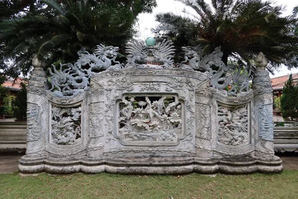 Hoi Vietnã Março 2020 Muro Decorativo Com Dragões Nos Jardins — Fotografia de Stock