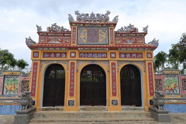 Hoi An, Vietnam, 21 Şubat 2020: Chua Phuoc Lam tapınağının üç giriş kapısı. Hoi An, Vietnam