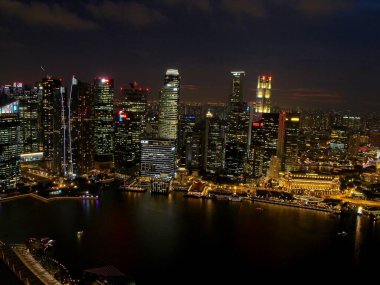 Singapur, 7 Mart 2016: Alacakaranlıkta şehrin ufuk çizgisi olan Marina Körfezi. Singapur