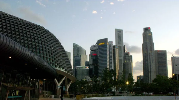 2016年3月2日シンガポール 左側のオペラ エスプラネード劇場 右側のシンガポールの素晴らしい建物 — ストック写真