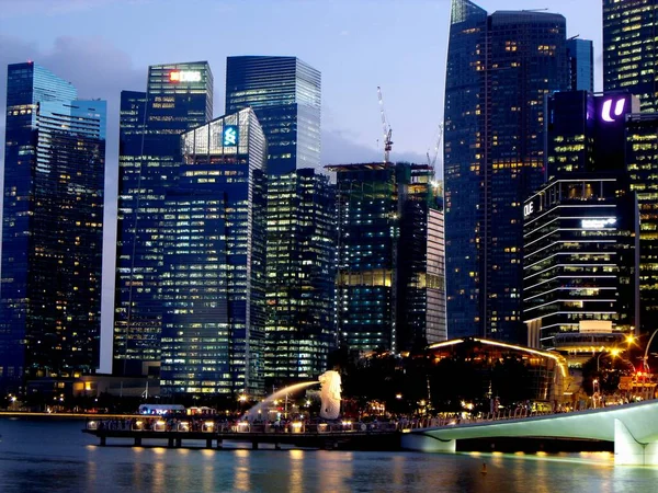 Singapore March 2016 Great Buildings Merlion Fountain Marina Bay Dusk — Stock Photo, Image