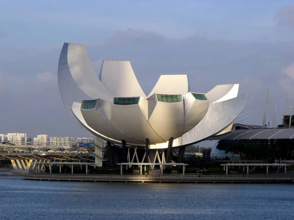 2016年3月3日シンガポール マリーナベイにあるシンガポールを代表する建築物の一つであるアートサイエンスミュージアム — ストック写真