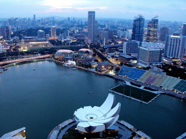 2016年3月7日シンガポール アートサイエンスミュージアムの夕景 オペラ エスプラネード シアター マリーナベイのサッカー場があるシンガポール フォーミュラ1グランプリのスタンド — ストック写真