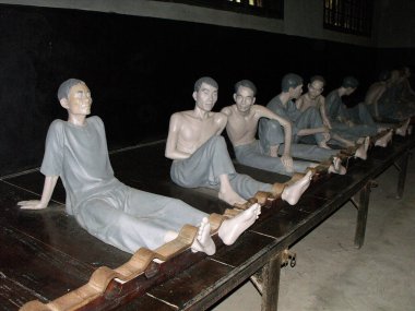 Hanoi, Vietnam, 16 Haziran 2016: Hoa Lo Cezaevi 'nde ayak kelepçeli mahkumların yaşam koşullarının yeniden canlandırılması. Hanoi, Vietnam