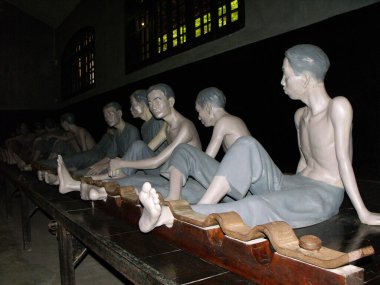 Hanoi, Vietnam, 16 Haziran 2016: Hoa Lo Cezaevi 'nde ayak kelepçeli mahkumların yeniden canlandırılması. Hanoi, Vietnam