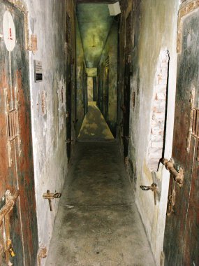 Hanoi, Vietnam, 16 Haziran 2016: Hoa Lo Cezaevi 'nde hücre kapısı olan koridor. Hanoi, Vietnam