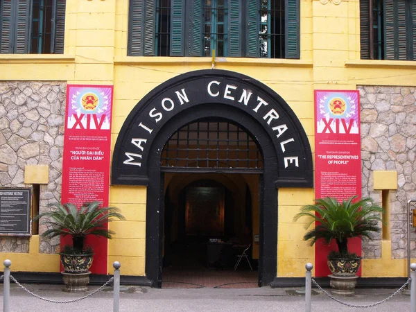 Hanoi, Vietnam, 16 Haziran 2016: Hoa Lo Cezaevi ana giriş kapısı. Hanoi, Vietnam