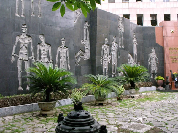 Hanoi, Vietnam, 16 Haziran 2016: Hoa Lo Cezaevi 'nin avlusunda prangalı tutukluların resimleriyle birlikte. Hanoi, Vietnam