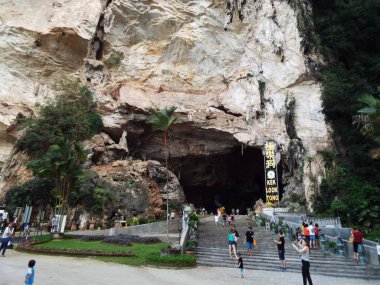 Ipoh, Malezya, 24 Aralık 2017 Kek Lok Tong Mağara Tapınağı 'nın ana girişindeki merdivenlerde ziyaretçiler. Ipoh, Malezya