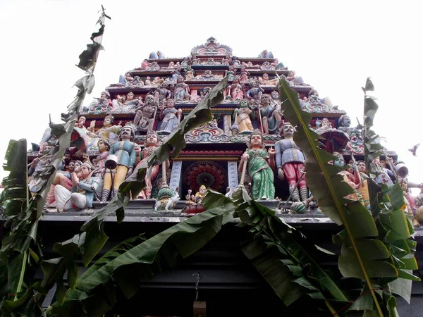 新加坡 2016年3月7日 新加坡一座献给Mariamman的印度教圣殿圆顶上的雕塑 — 图库照片