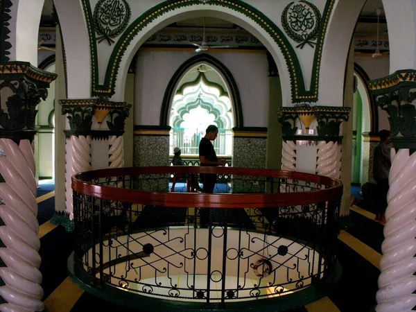 Singapore March 2016 Man Prays Abdul Gafoor Mosque Singapore — Stock Photo, Image