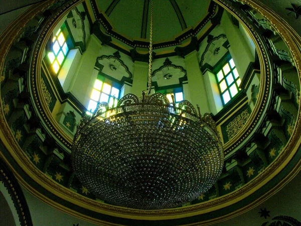 Singapore Marzo 2016 Lampadario Cristallo Appeso Alla Cupola Della Moschea — Foto Stock