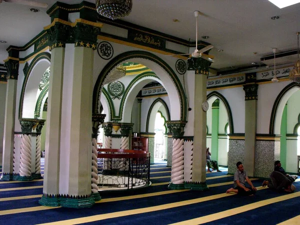 2016年3月3日 シンガポール アブドゥル ガフロア モスク内で数人の男性が祈る シンガポール — ストック写真