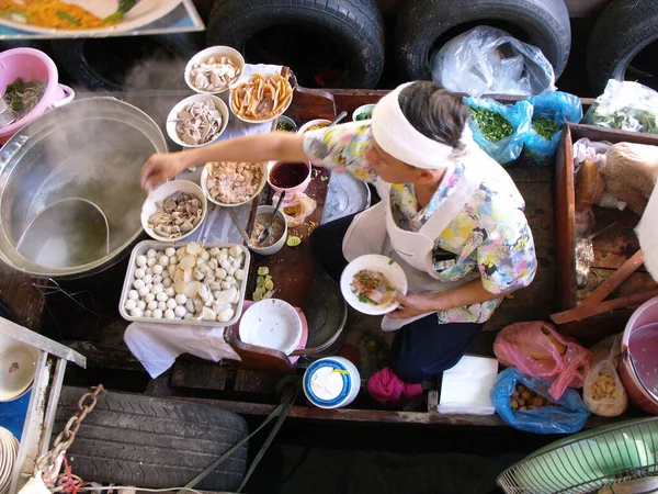2015年9月26日 泰国曼谷 一名男子在他的船上做饭 — 图库照片