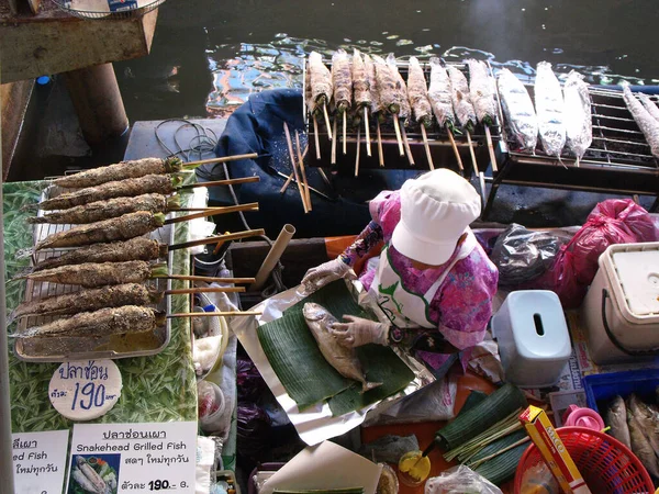 2015年9月26日 泰国曼谷 一名妇女在曼谷的Taling Chan Floating Market的厨房里烤鱼 — 图库照片