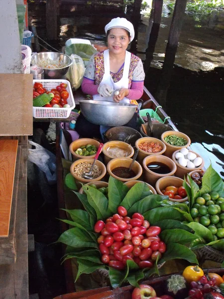 2015年9月26日 泰国曼谷 一名女孩在自己的船上准备木瓜沙拉 — 图库照片