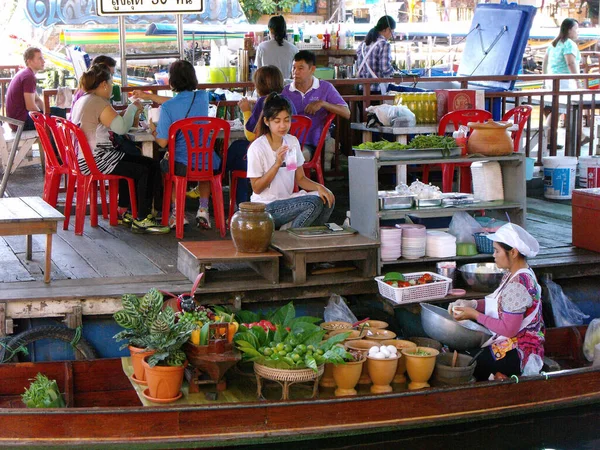 Bangkok Thajsko Září 2015 Lidé Jedí Stolu Zatímco Žena Vaří — Stock fotografie