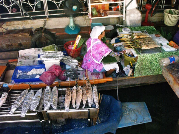 2015年9月26日 泰国曼谷 一名妇女在曼谷Taling Chan Floating Market的船上厨房烤鱼 — 图库照片