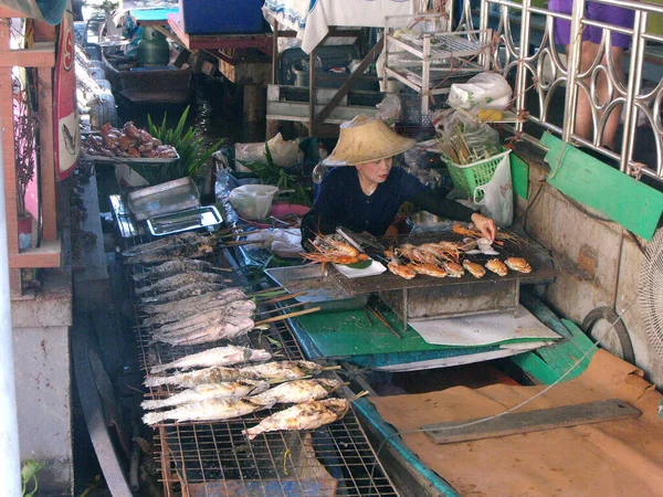 2015年9月26日 泰国曼谷 在曼谷的Taling Chan浮动市场 一名戴着典型泰国帽的妇女在一条船上做饭 — 图库照片