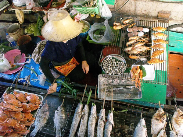 2015年9月26日 泰国曼谷 一名妇女在曼谷的Taling Chan浮游市场的一条船上烹调不同类型的鱼 — 图库照片