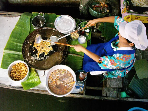 2015年9月26日 泰国曼谷 一名妇女在曼谷Taling Chan Floating Market的船上煮牡蛎煎蛋卷 — 图库照片