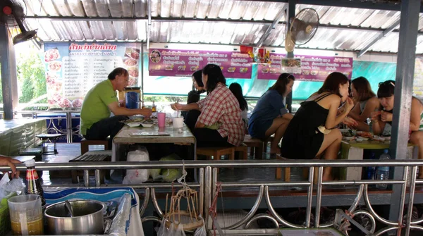 Bangkok Tailândia Setembro 2015 Pessoas Degustando Pratos Diferentes Nas Mesas — Fotografia de Stock