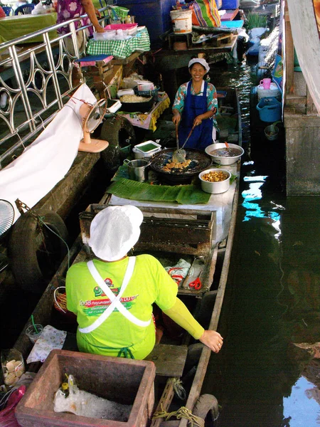Bangkok Thailanda Septembrie 2015 Două Femei Bucătăria Unei Barci Taling — Fotografie, imagine de stoc