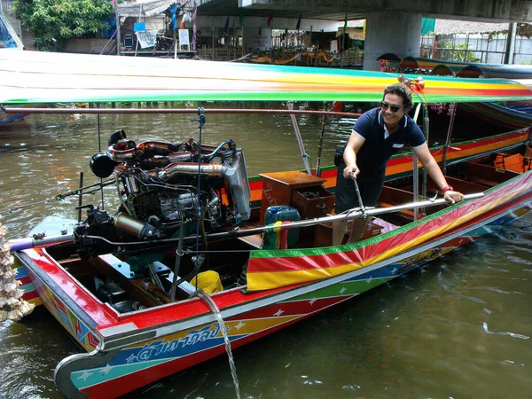 Bangkok Thajsko Září 2015 Muž Řídí Loď Výkonným Motorem Taling — Stock fotografie