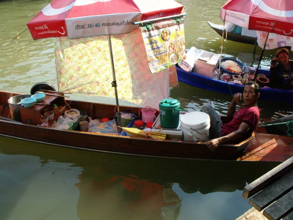 Amphawa Thailanda Ianuarie 2016 Bărbat Așteaptă Sosirea Clienților Într Barcă — Fotografie, imagine de stoc