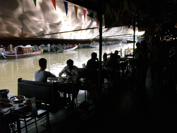 Amphawa Thailandia Gennaio 2016 Persone Che Godono Cibo Tavoli Sul — Foto Stock