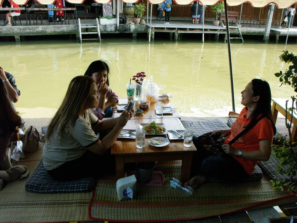 Amphawa Tailandia Enero 2016 Tres Mujeres Disfrutan Comida Borde Del —  Fotos de Stock