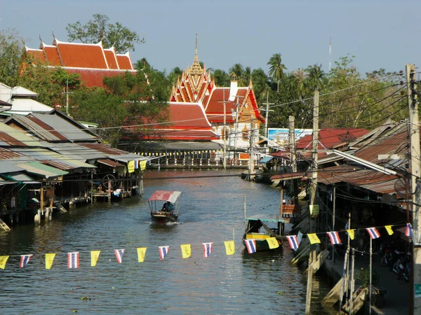 Amphawa Tailandia Enero 2016 Barco Transita Canal Con Templo Fondo —  Fotos de Stock
