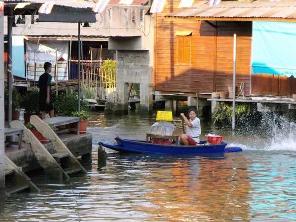 Amphawa Tailândia Janeiro 2016 Homem Remessa Barco Mercado Flutuante Amphawa — Fotografia de Stock