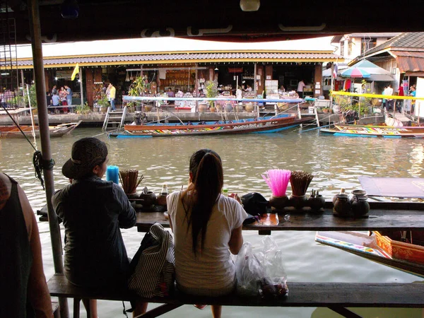 Amphawa Thajsko Leden 2016 Pár Sedí Okraji Kanálu Amphawa Plovoucí — Stock fotografie