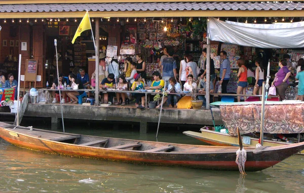 Amphawa Tailândia Janeiro 2016 Turistas Beira Canal Mercado Flutuante Amphawa — Fotografia de Stock